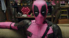 Ryan Reynolds se pasa al rosa con Deadpool por una buena causa.