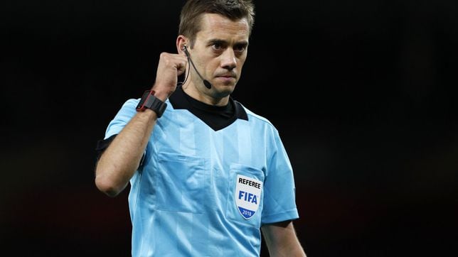 Who is the referee for Uruguay vs Korea in the World Cup 2022 group first game?