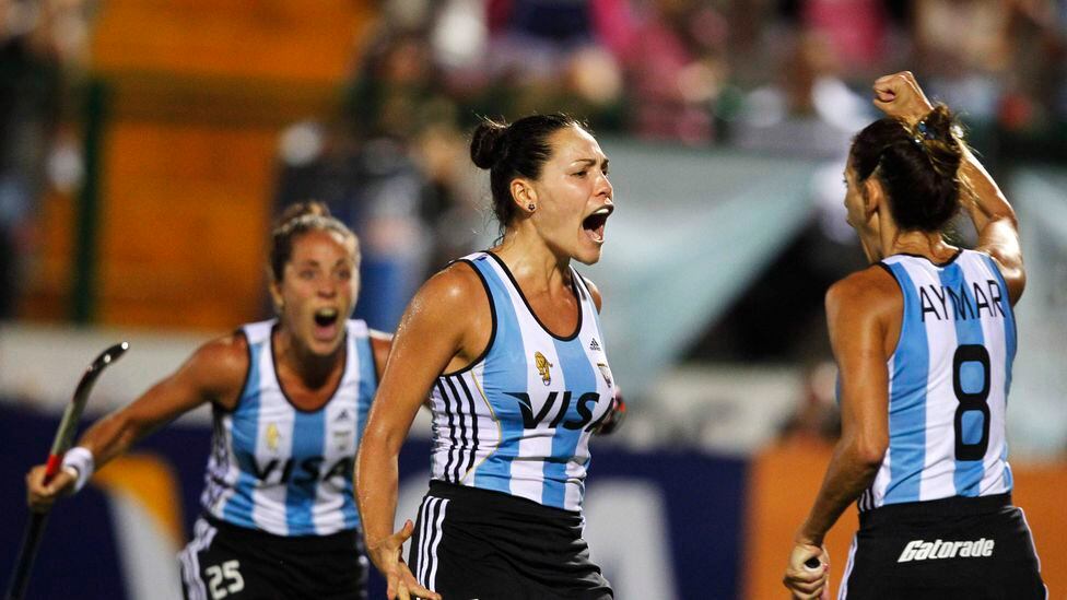 Noel Barrionuevo (C) of Argentina celebrates with teammates Silvina D'Elia and Luciana Aymar (R) after she scored against South Korea during their match at the Champions Trophy women's field hockey tournament in Rosario January 31, 2012.    REUTERS/Enrique Marcarian (ARGENTINA - Tags: SPORT FIELD HOCKEY)