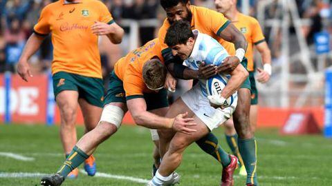 Argentina's Los Pumas Tomas Cubelli (R) is tackled by Australia's Wallabies Matt Philip (L) and Marika Koroibete during their Rugby Championship 2022 test match at the Malvinas Argentinas stadium in Mendoza, Argentina, on August 6, 2022. (Photo by Andres LARROVERE / AFP) (Photo by ANDRES LARROVERE/AFP via Getty Images)