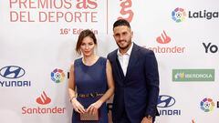 El futbolista Koke Resurrección posa, junto a su esposa, Beatriz Espejel, a su llegada a la gala de los premios AS del Deporte celebrada este martes en Madrid.