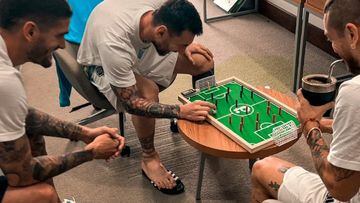 Qué es el ‘Plakks’, el fútbol mesa al que juegan Messi y Griezmann y con el que estudia Cucurella