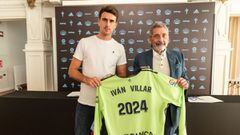 Iv&aacute;n Villar y Carlos Mouri&ntilde;o posan con la camiseta de portero del Celta con el nombre del meta y el a&ntilde;o de finalizaci&oacute;n de su nuevo contrato.