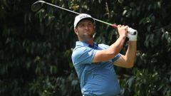 Jon Rahm golpea una bola durante su participaci&oacute;n en el World Golf Championships de Mexico en el Club de Golf Chapultepec.