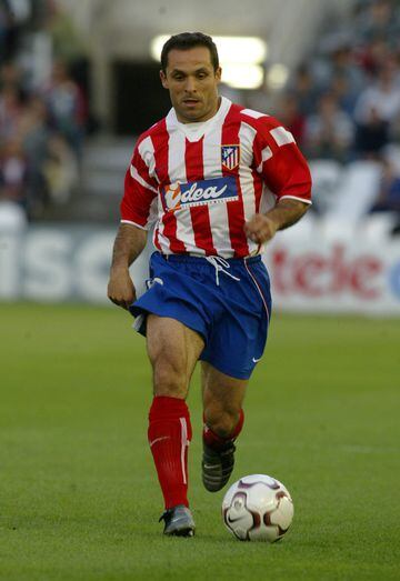 El lateral izquierdo español es uno de los grandes jugadores de la historia del Barça. Llegó al Atlético de Madrid en 2002 tras nueve temporadas como azulgrana (1993-2002). Jugó tres temporadas en el equipo madrileño (2002-2005) donde vistió la camiseta en 100 partidos. 