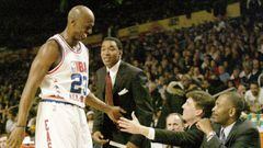 Michael Jordan se marcha al banquillo durante un All Star con Isiah Thomas, entrenador entonces, mir&aacute;ndole