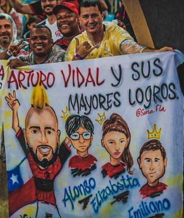 Rodrigo Lyrio, de amarillo, junto al lienzo para Vidal.