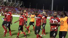 Varios jugadores de Trinidad y Tobago saludan a sus aficionados tras empatar 2-2 ante Guatemala.