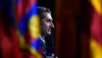 Barcelona&#039;s new coach Ernesto Valverde speaks during a press conference during his official presentation in Barcelona on June 1, 2017, after signing his new contract with the Catalan club. / AFP PHOTO / LLUIS GENE
