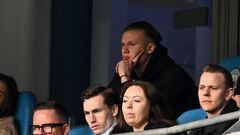 Manchester City's Norwegian striker Erling Haaland (centre back) looks on from his seat, missing the game through injury during the English Premier League football match between Manchester City and Liverpool at the Etihad Stadium in Manchester, north west England, on April 1, 2023. (Photo by Paul ELLIS / AFP) / RESTRICTED TO EDITORIAL USE. No use with unauthorized audio, video, data, fixture lists, club/league logos or 'live' services. Online in-match use limited to 120 images. An additional 40 images may be used in extra time. No video emulation. Social media in-match use limited to 120 images. An additional 40 images may be used in extra time. No use in betting publications, games or single club/league/player publications. / 