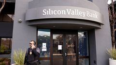 FILE PHOTO: FILE PHOTO: A security guard stands outside of the entrance of the Silicon Valley Bank headquarters in Santa Clara, California, U.S., March 13, 2023. REUTERS/Brittany Hosea-Small/File Photo/File Photo
