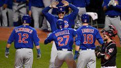 Addison Russell, de los Chicago Cubs celebra con Anthony Rizzo, Ben Zobrist y Kyle Schwarber tras lograr un grand slam.