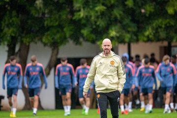 JEREZ DE LA FRONTERA, SPAIN - DECEMBER 05: (EXCLUSIVE COVERAGE) Manager Erik ten Hag of Manchester United in action during a first team training session on December 05, 2022 in Jerez de la Frontera, Spain. (Photo by Ash Donelon/Manchester United via Getty Images)