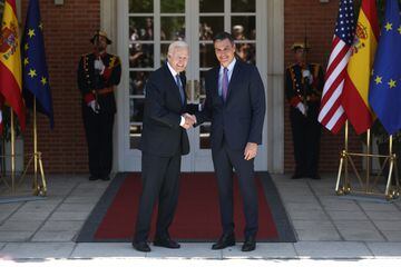 El presidente de los Estados Unidos, Joe Biden (i), es recibido por el presidente del Gobierno, Pedro Sánchez (d), a su llegada a una reunión en el Palacio de La Moncloa.