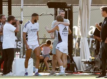 Bale abraza a Modric ante la mirada de Benzema. 