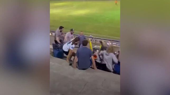 Pelea campal de los padres en un partido amateur de fútbol se hace viral