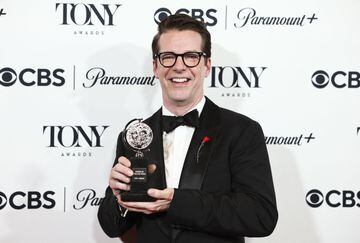 Sean Hayes poses with the award for Best Leading Actor in a Play for "Good Night, Oscar" at the 76th Annual Tony Awards in New York City, U.S., June 11, 2023. REUTERS/Amr Alfiky