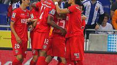 Cáceres felicita a Kanouté y este a su vez lo hace con Negredo en la jugada del 0-1.