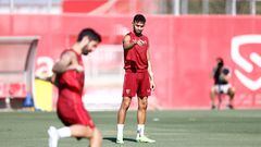 Munir gesticula al fondo de Isco en el entrenamiento del Sevilla. Toni Rodríguez/Diario AS