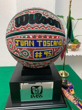 Balón personalizado que el IMSS otorgó como regalo a Juan Toscano