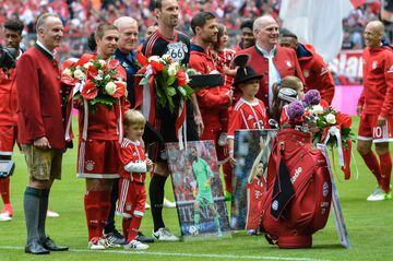El Bayern homenajea a Xabi Alonso y Phillipp Lahm en su último partido
