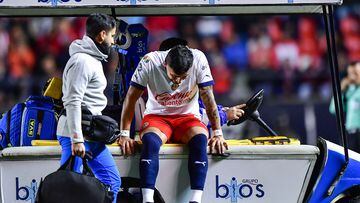 El cuerpo médico de Chivas celebra que Alexis Vega no se haya lastimado el ligamento de la rodilla derecha, pues eso lo hubiera dejado fuera más tiempo.