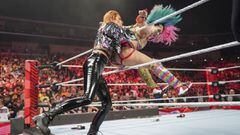 Asuka golpea a Becky Lynch durante Raw.
