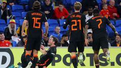Netherlands' striker Wout Weghorst (C) celebrates with teammates after scoring their winner during the UEFA Nations League, league A group 4 football match between Wales and Netherlands at Cardiff City stadium in Cardiff, south Wales on June 8, 2022. - Netherlands won the game 2-1. (Photo by Geoff Caddick / AFP)