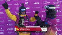 El esquiador Abel Moga celebra la puntuaci&oacute;n de 93.33 otorgada por los jueces tras su bajada en el Baciver, en la primera prueba de la historia del Freeride World Tour en Baqueira Beret, Espa&ntilde;a. 