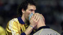 La selección francesa disputó en Mundial de 1998 en casa, tenía una de las generaciones más talentosas de los últimos años, sin embargo, lo más importante antes de empezar los partidos de la cita mundialista lo hacían el defensa galo, Laurent Blanc, y Fabian Barthez, el portero. Blanc antes de que comenzara el partido se acercaba a su compañero y le estampaba un beso en la cabeza. Lo que parecía un gesto más se acabó convirtiendo en el momento más decisivo del partido. Ese Mundial lo ganó la Francia de Zidane, pero en el imaginario popular siempre quedará que lo que le dio suerte en la cita era el beso que recibía todos los partidos Barthez, en su calva, de Blanc.