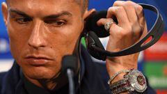 Cristiano Ronaldo luce reloj en la sala de prensa del United