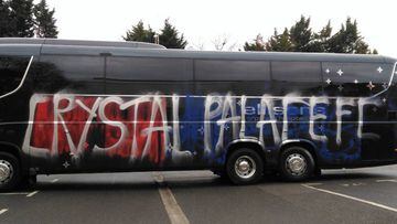 Los hinchas del Crystal Palace atacan el bus de su equipo pensando que era el del rival
