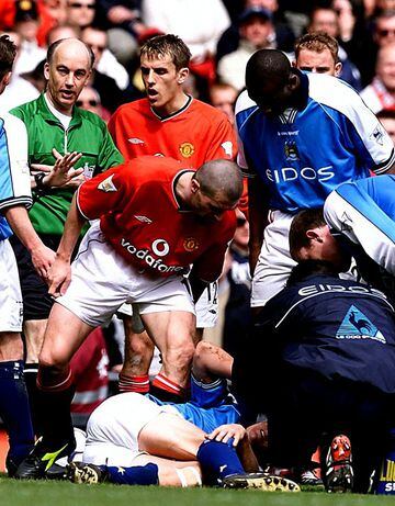 Roy Keane grita a Alfie Haaland (en el suelo) tras haber sido expulsado por su fea entrada sobre el jugador del City en 2002.