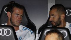 Gareth Bale y Karim Benzema en el banquillo durante el &uacute;ltimo Trofeo Santiago Bernab&eacute;u.