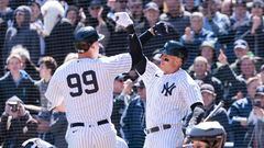 New York (United States), 30/03/2023.- The Yankees' Aaron Judge (L) celebrates hitting a a home run with teammate Anthony Rizzo (R) during the first inning as the Giants' Roberto Perez (R) looks on during the first inning of the game between the San Fransisco Giants and the New York Yankees at Yankees Stadium in the Bronx borough of New York, New York, USA, 30 March 2023. Today is the Opening Day of Major League Baseball'Äôs 2023-2024 season. (Abierto, Laos, Estados Unidos, Nueva York) EFE/EPA/JUSTIN LANE
