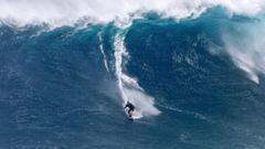 El surfista hawaiano Kai Lenny surfeando una ola en Jaws (Pe&#039;ahi, Maui, Haw&aacute;i, Estados Unidos) el viernes, 25 de febrero del 2022. 