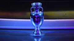 El trofeo de campe&oacute;n de la Eurocopa 2020.