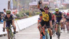 Dylan Groenewegen celebra su victoria al sprint en la quinta etapa del Tour de Guangxi con final en Guilian.