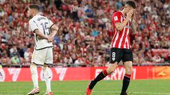 BILBAO, 12/08/2023.-El centrocampista del Athletic Club Oihan Sancet (d) se lamenta por una ocasión perdida durante partido de LaLiga de la jornada 1 que disputan este sábado en el estadio de San Mamés, en Bilbao. EFE/Miguel Toña
