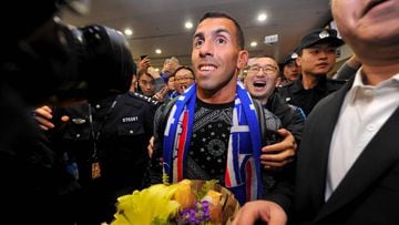 This file photo taken on January 19, 2017 shows Argentine striker Carlos Tevez making his way through the arrivals halls at Shanghai Pudong International Airport in Shanghai.    The Chinese Super League will take another step towards global recognition when it returns on March 3, 2017, boasting the world&#039;s richest players and a growing audience including live broadcasts in Britain. When Argentina&#039;s Carlos Tevez makes his league debut for Shanghai Shenhua, fans from Liaoning to Liverpool can tune in to see what can be bought with reported wages of 768,000 USD a week. / AFP PHOTO / STR / China OUT