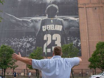 CLEVELAND, OH - JULY 3: A man poses as workers remove the Nike LeBron James banner from the Sherwin-Williams building near Quicken Loans Arena on July 3, 2018 in Cleveland, Ohio. NOTE TO USER: User expressly acknowledges and agrees that, by downloading and or using this photograph, User is consenting to the terms and conditions of the Getty Images License Agreement.   Jason Miller/Getty Images/AFP == FOR NEWSPAPERS, INTERNET, TELCOS &amp; TELEVISION USE ONLY ==