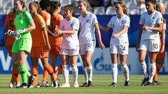 La selección femenina de Nueva Zelanda saluda a la de Países Bajos durante el pasado Mundial de Francia.