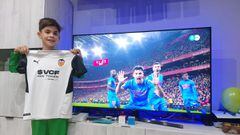 Mario, con una camiseta del Valencia, con la celebraci&oacute;n de Hugo Duro en la pantalla de televisi&oacute;n, una dedicatoria por su diez cumplea&ntilde;os.