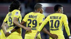 METZ, FRANCE - SEPTEMBER 08:  Edinson Cavani of Paris Saint-Germain Football Club or PSG celebrates scoring the first goal of the game with Kylian Mbappe and Neymar Jr during the Ligue 1 match between Metz and Paris Saint Germain or PSG held at Stade Sain