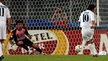 El Real Madrid depend&iacute;a de si mismo para el doblete Liga y Champions, pero no pudo conseguirlo. Este penalti fallado por Figo fue clave.