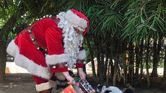 Santa Claus offers treats to lemurs during Christmas celebrations in The Aurora zoo, in Guatemala City, Guatemala December 20, 2022. REUTERS/Sandra Sebastian
