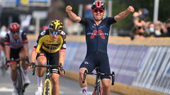 El ciclista brit&aacute;nico del Ineos-Grenadiers Thomas Pidcock celebra su victoria ante Wout Van Aert en la Flecha de Brabante 2021.