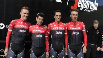 Markel Irizar, Jes&uacute;s Hern&aacute;ndez, Alberto Contador y Haimar Zubeldia posan con el maillot del Trek-Segafredo para la temporada 2017.