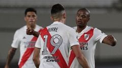 River Plate&#039;s Uruguayan midfielder Nicolas De La Cruz (R) celebrates with teammates after scoring the team&#039;s third goal against Rosario Central during an Argentine Professional Football League match, at the Monumental stadium in Buenos Aires, on February 20, 2021. (Photo by ALEJANDRO PAGNI / AFP)