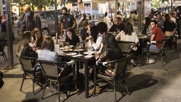 Varios j&oacute;venes sentados en una terraza en la La Latina, zona t&iacute;pica de tapas y copas de la capital, a 14 de mayo de 2021, en Madrid (Espa&ntilde;a). Madrid ha reforzado el dispositivo de la Polic&iacute;a Municipal para este San Isidro, apoy